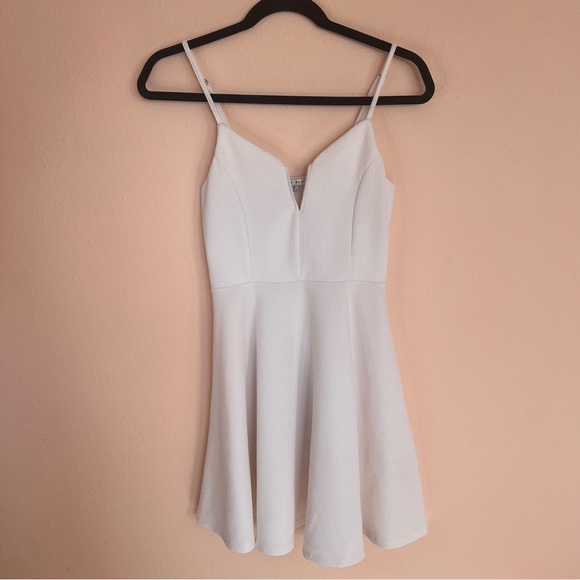 🥀 Women's Haute Monde White Flowy Mini Dress - Picture 5 of 11